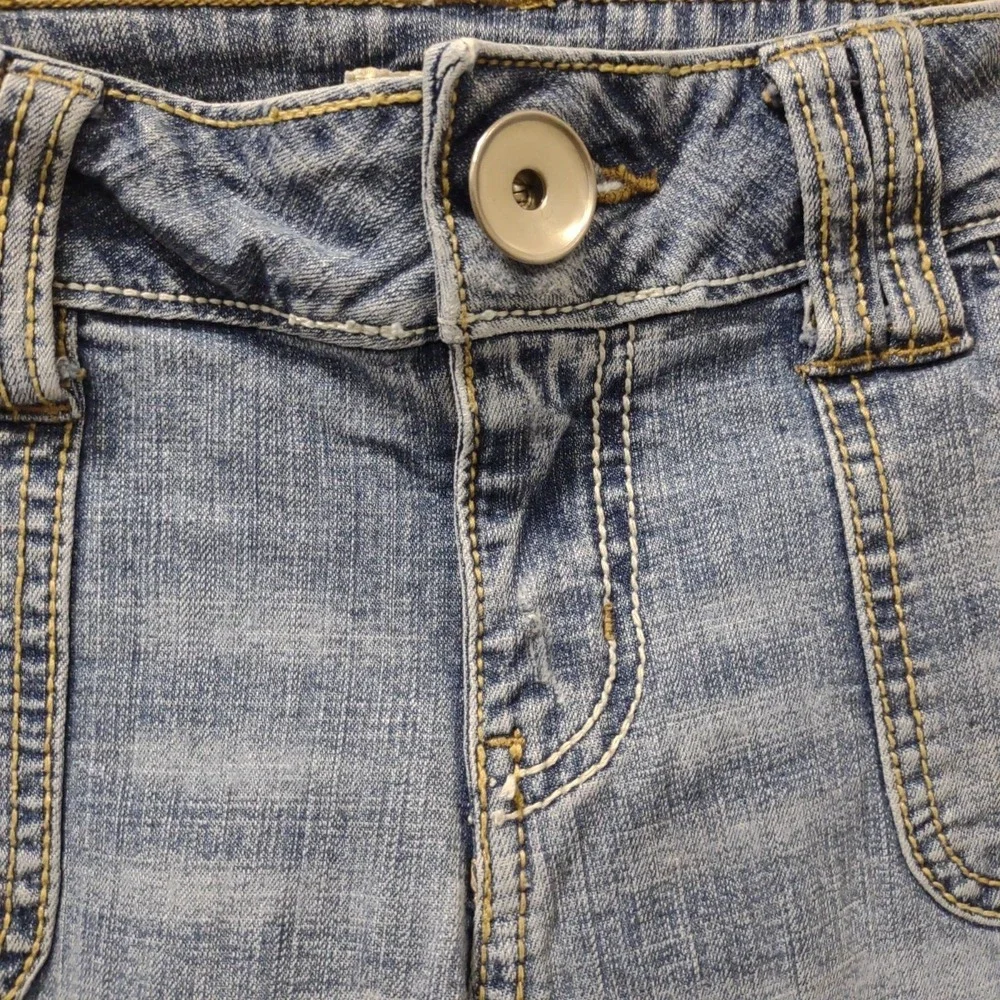 So Wear It Declare It Denim Shorts Capris Light Wash Embroidered Size 11‎